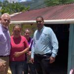 Alcalde de Jarabacoa entrega materiales de construcción a familias vulnerables