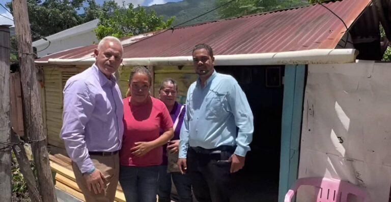 Alcalde de Jarabacoa entrega materiales de construcción a familias vulnerables