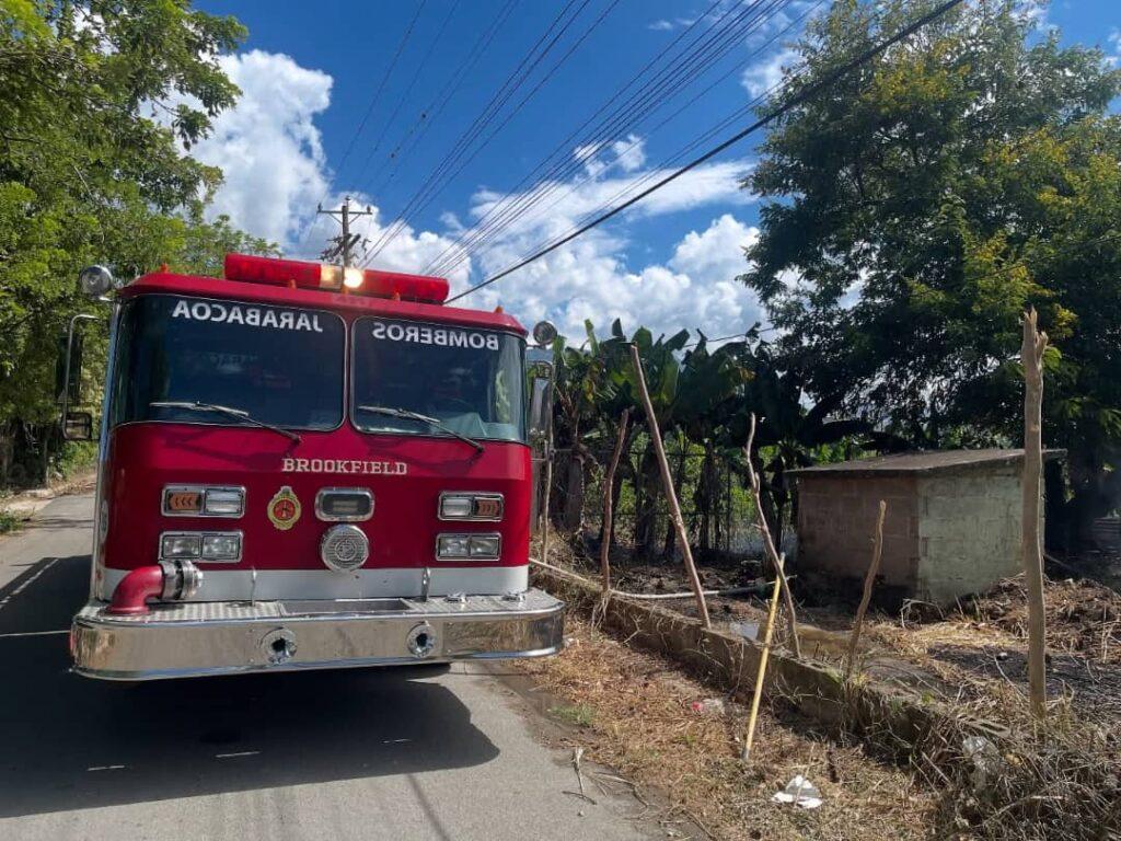 Bomberos de Jarabacoa sofocan incendio forestal en La Joya