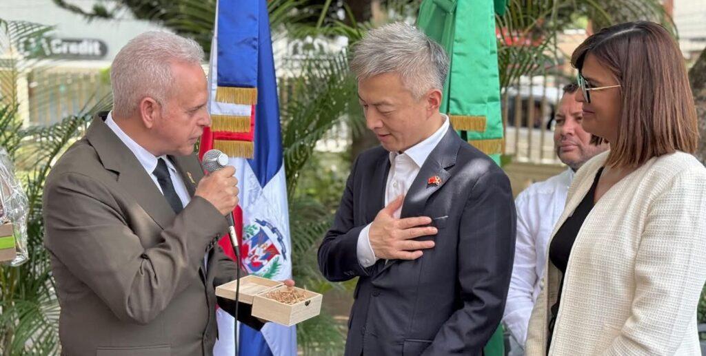 Jarabacoa recibe camión recolector como donación de la República Popular China