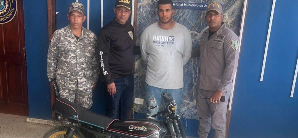 Arrestan a dos hombres por asaltar a madre e hija en Jarabacoa