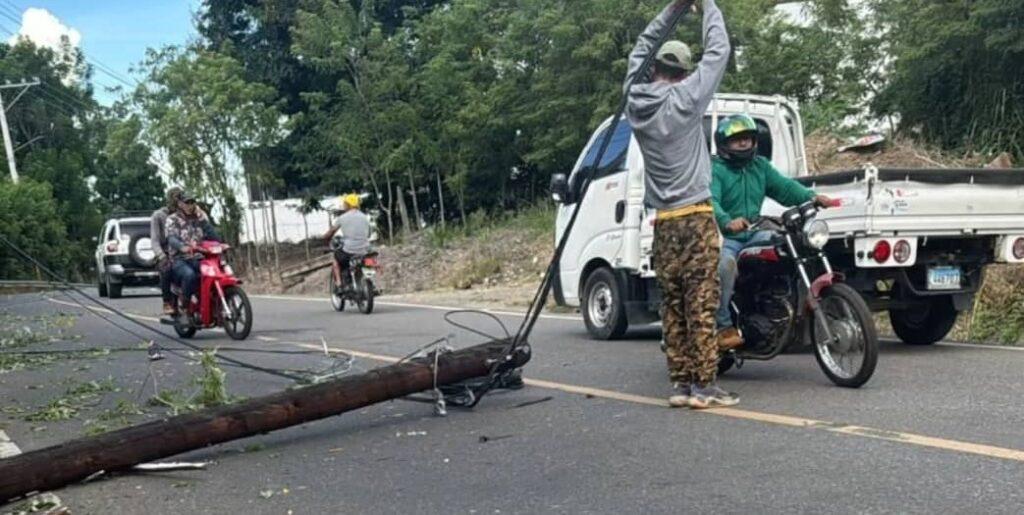 Precaución en la carretera Jarabacoa – Manabao por poste caído