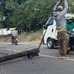 Precaución en la carretera Jarabacoa – Manabao por poste caído