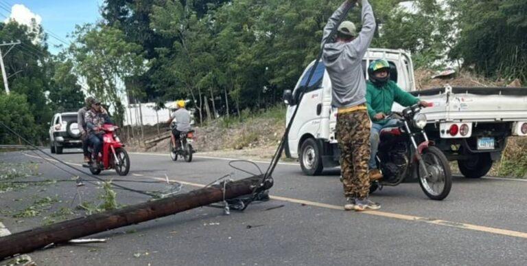 Precaución en la carretera Jarabacoa – Manabao por poste caído