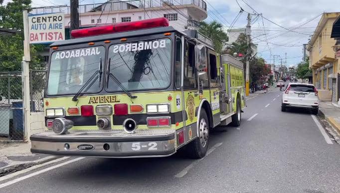 Bomberos combaten incendio forestal en el centro de Jarabacoa