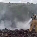 Incendio persiste en vertedero municipal de Jarabacoa