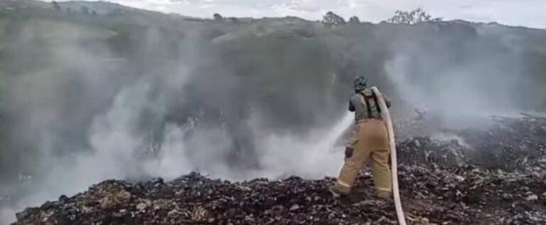Incendio persiste en vertedero municipal de Jarabacoa