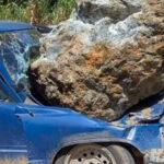 Roca impacta vehículo en Jarabacoa