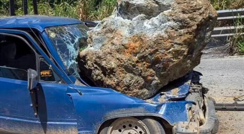 Roca impacta vehículo en Jarabacoa