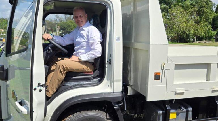 Jarabacoa recibe nuevo camión de limpieza