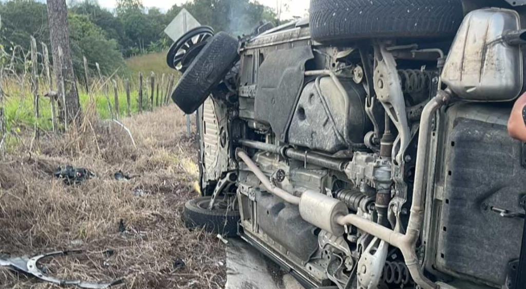 Yipeta se Vuelca en Carretera de Jarabacoa