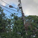 Poste en riesgo amenaza a vecinos de Los Corralitos