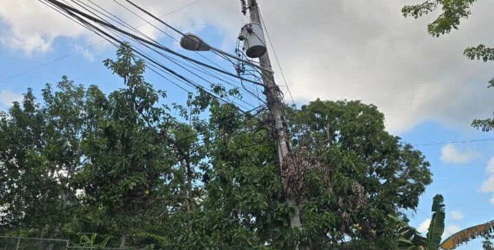 Poste en riesgo amenaza a vecinos de Los Corralitos