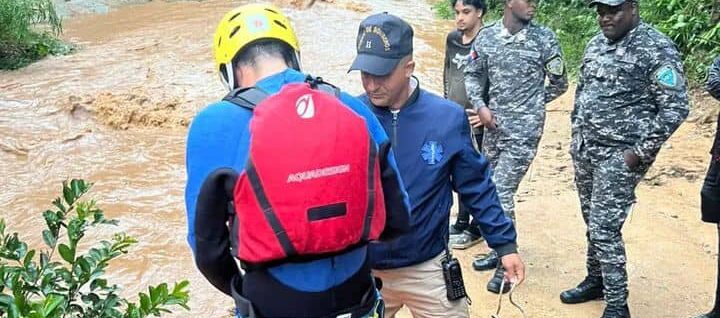 Rescatan a hombre arrastrado por río en Jarabacoa